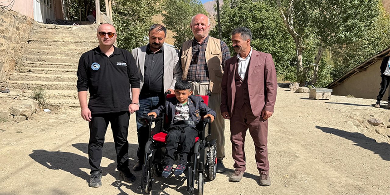 Hakkari'de iki özel çocuğun yüzü hasta yatağı ve akülü sandalyeyle güldü