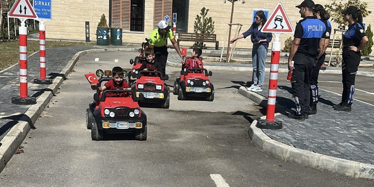 Minik Öğrenciler Trafiği Millet Bahçesinde Öğreniyor