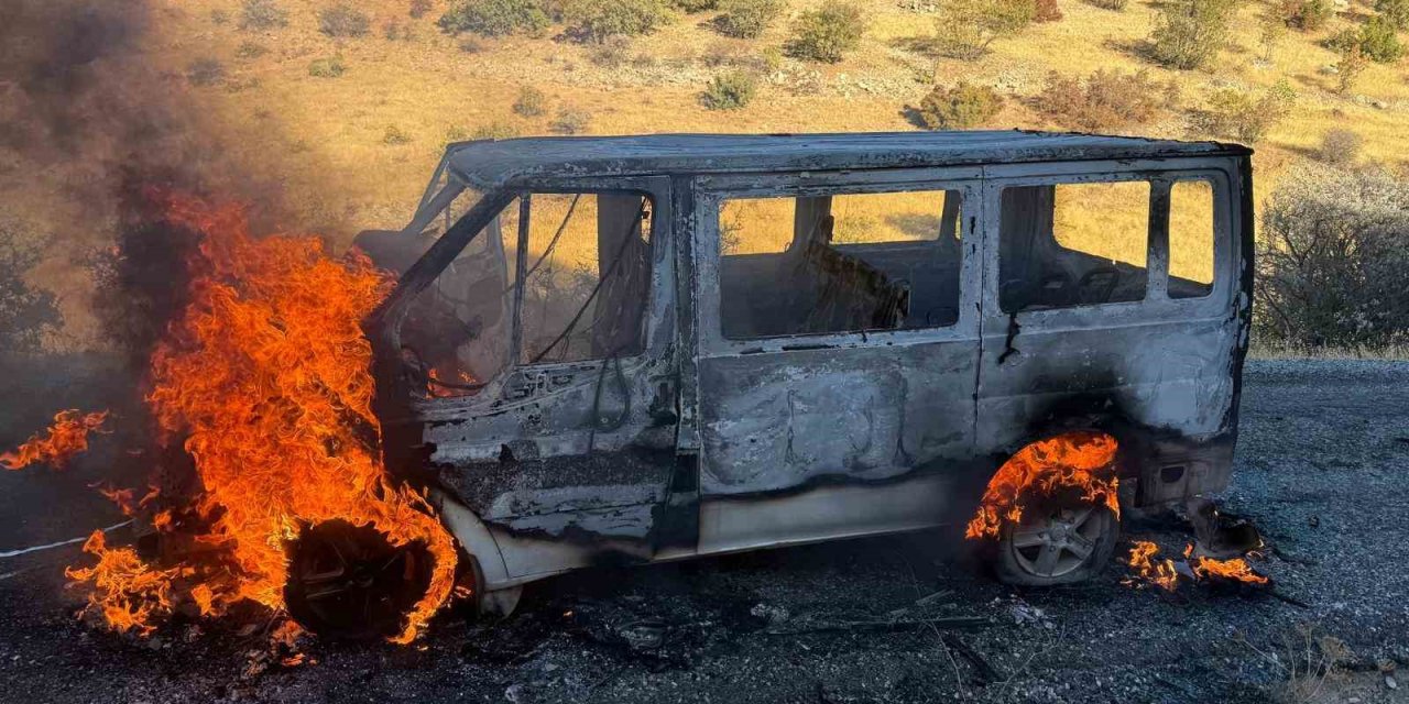 Batman’da seyir halinde alev alan minibüs küle döndü