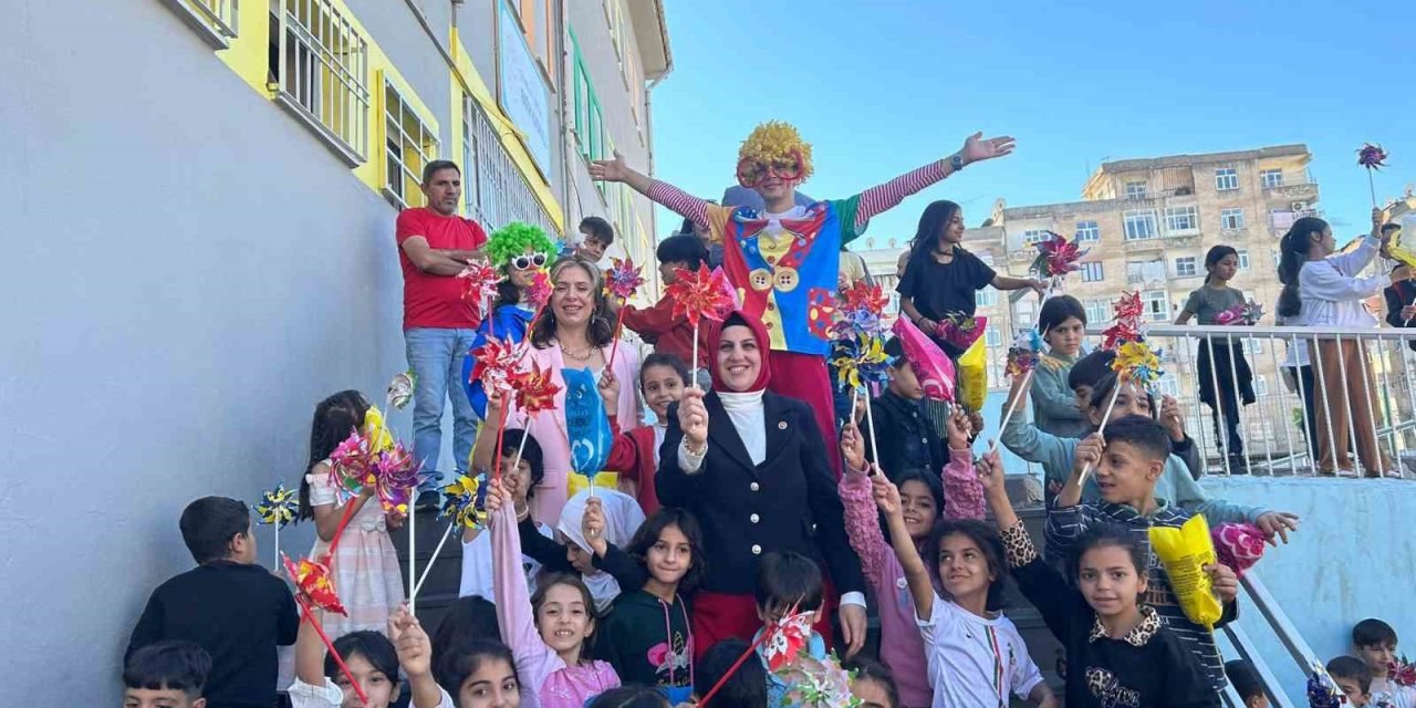 ’Muhtar Ana’ Kız Çocuklarına Hediyeler Dağıttı