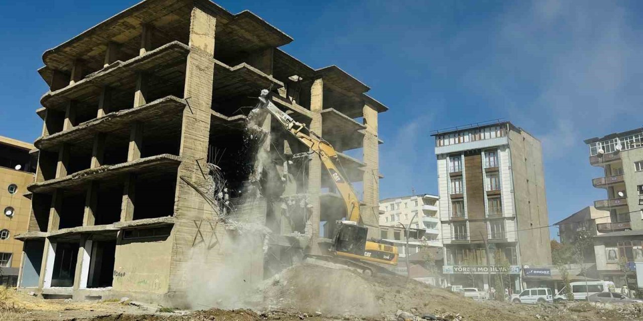 Yüksekova’da en işlek noktada bulunan inşaat halindeki 23 yıllık bina yıkıldı