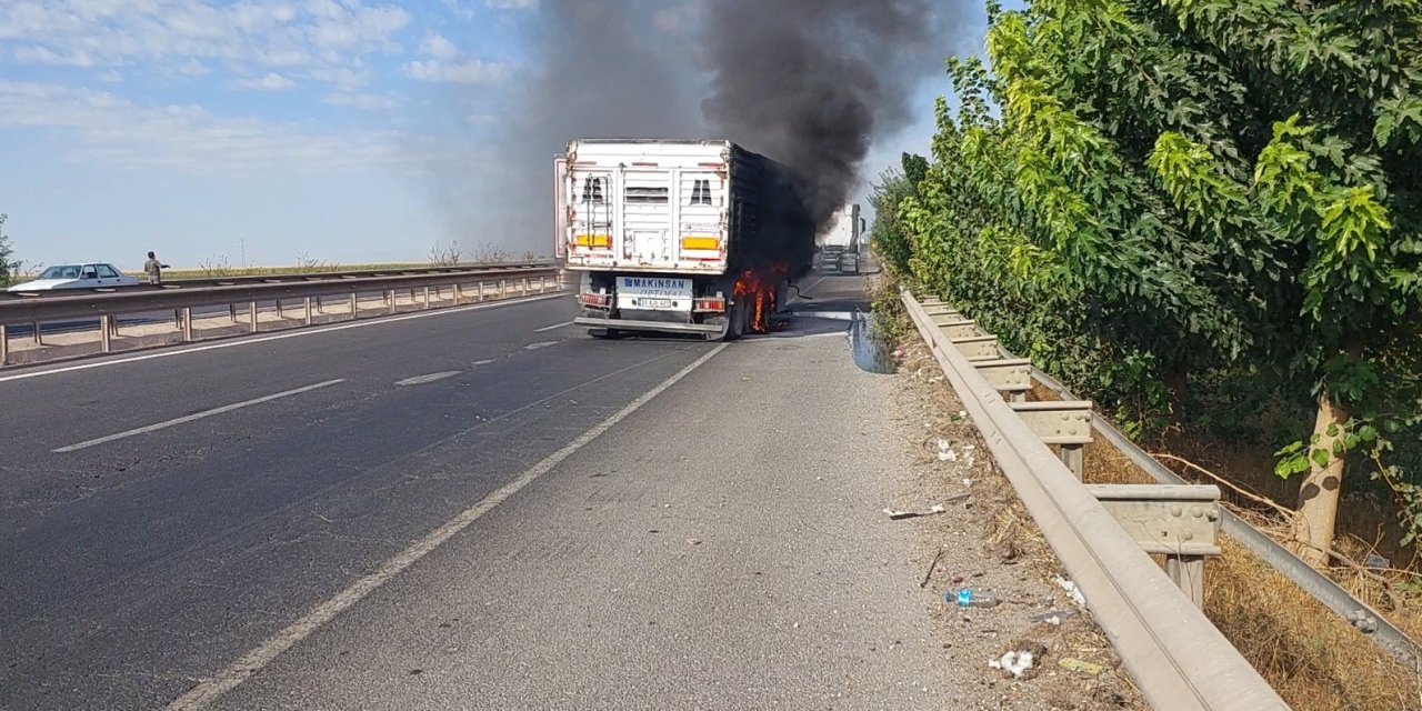 Seyir Halindeki Tır Alev Aldı