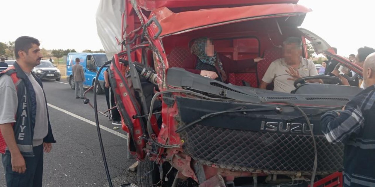 Mardin-Diyarbakır yolunda kamyonetin tıra çarptığı kazada 15 kişi yaralandı