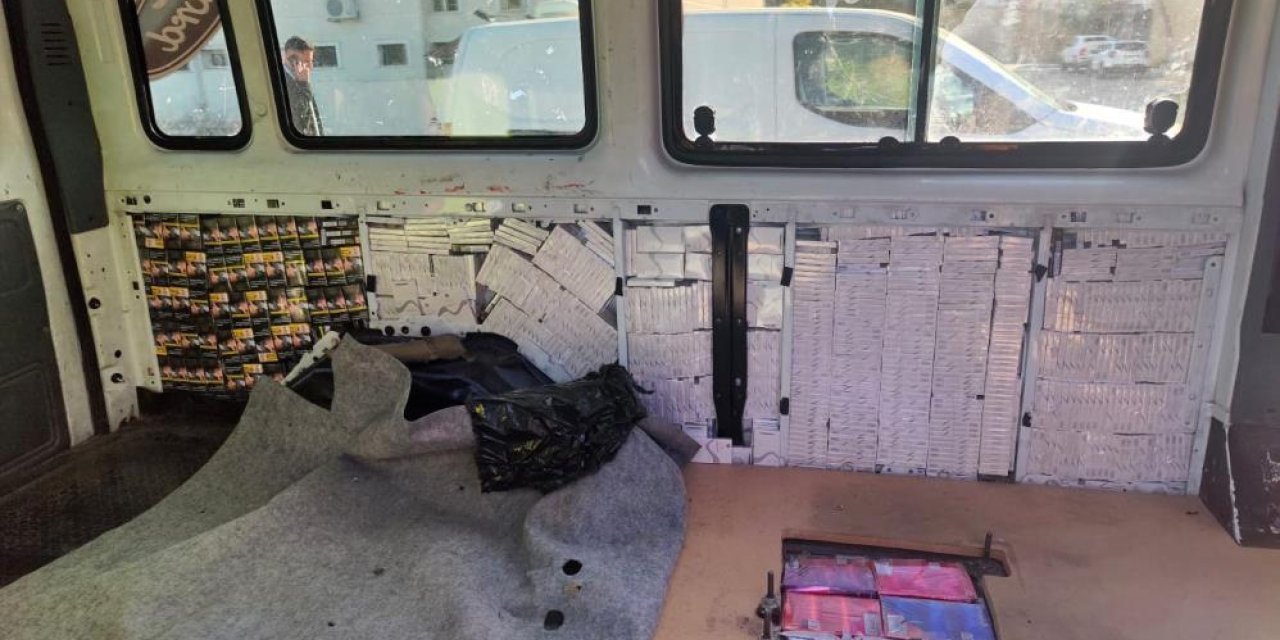 Midyat'ta minibüste milyonlarca liralık kaçak sigara ele geçirildi