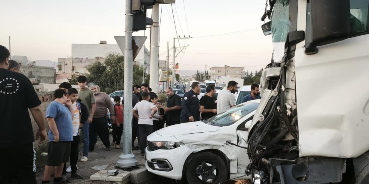 Kızıltepe'de tır ile otomobilin çarpıştığı kazada 1 kişi yaralandı