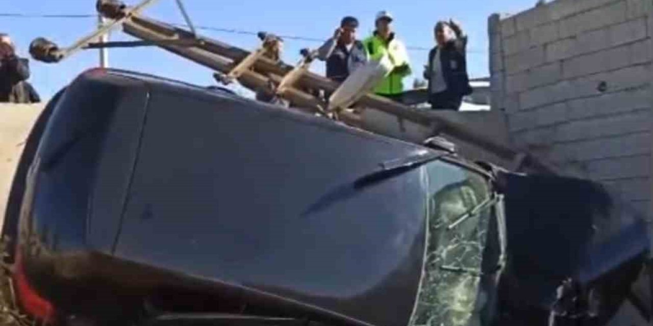 Hakkari'de şarampole  yuvarlanan otomobilde 5 kişi yaralandı