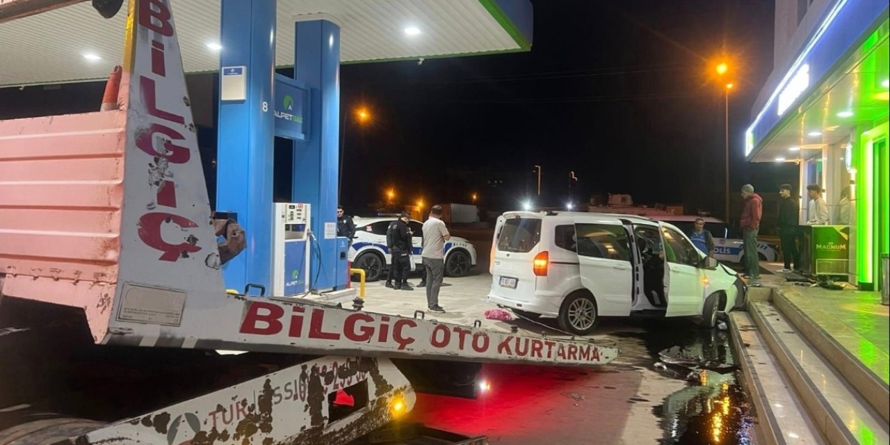 Nusaybin’de Virajı Alamayan Hafif Ticari Araç Akaryakıt İstasyonuna Girdi: 1 Yaralı