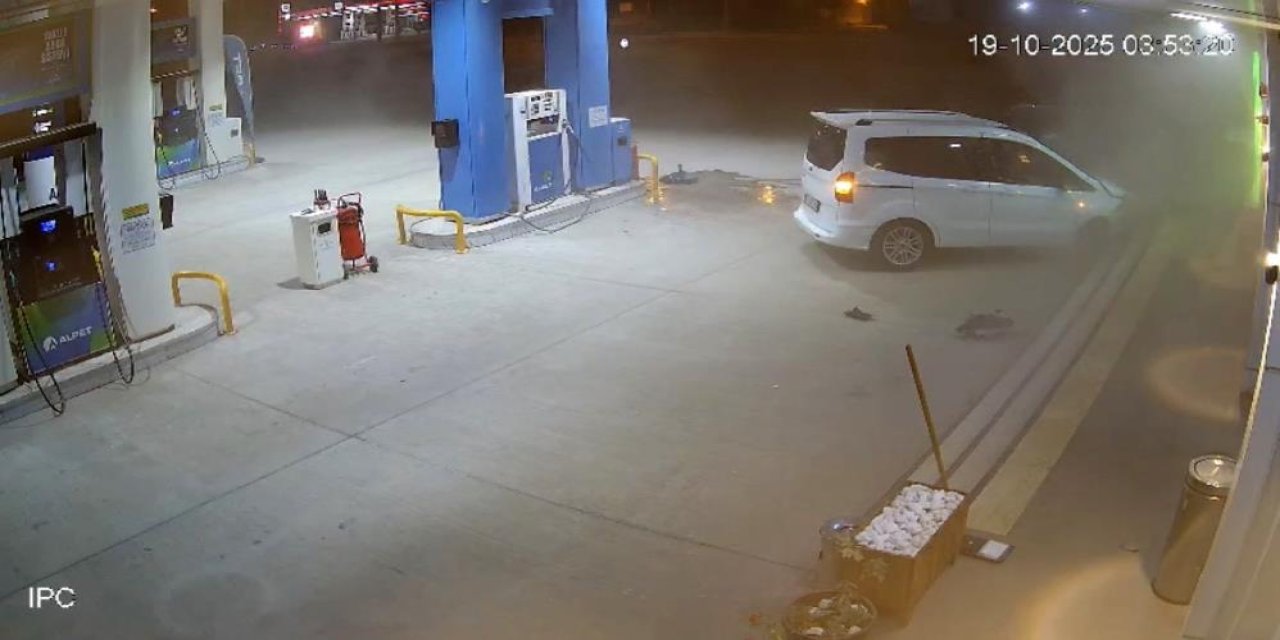 Nusaybin'de faciadan dönüldü: Araç benzin istasyonuna daldı! O anlar kamerada