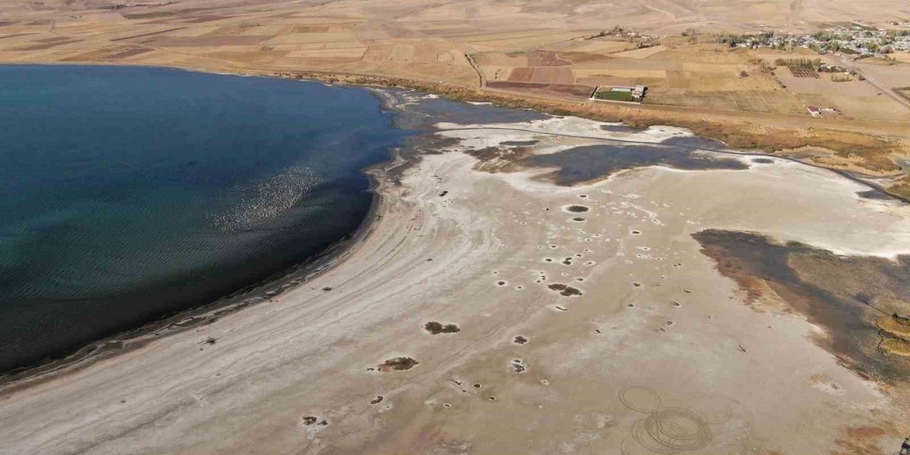 Erçek Gölü’nde su seviyesi gözle görülür şekilde azaldı