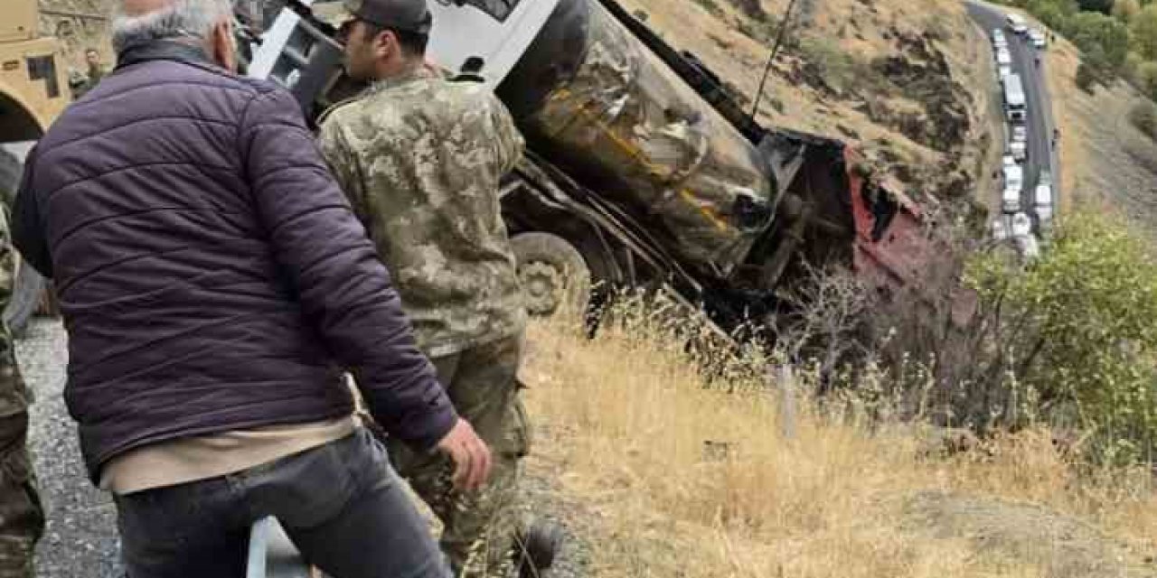 Hakkari’de kamyon uçurumdan yuvarlandı