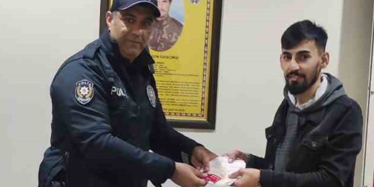Siirt’te bir genç, bulduğu binlerce lira ve banka kartını teslim etti