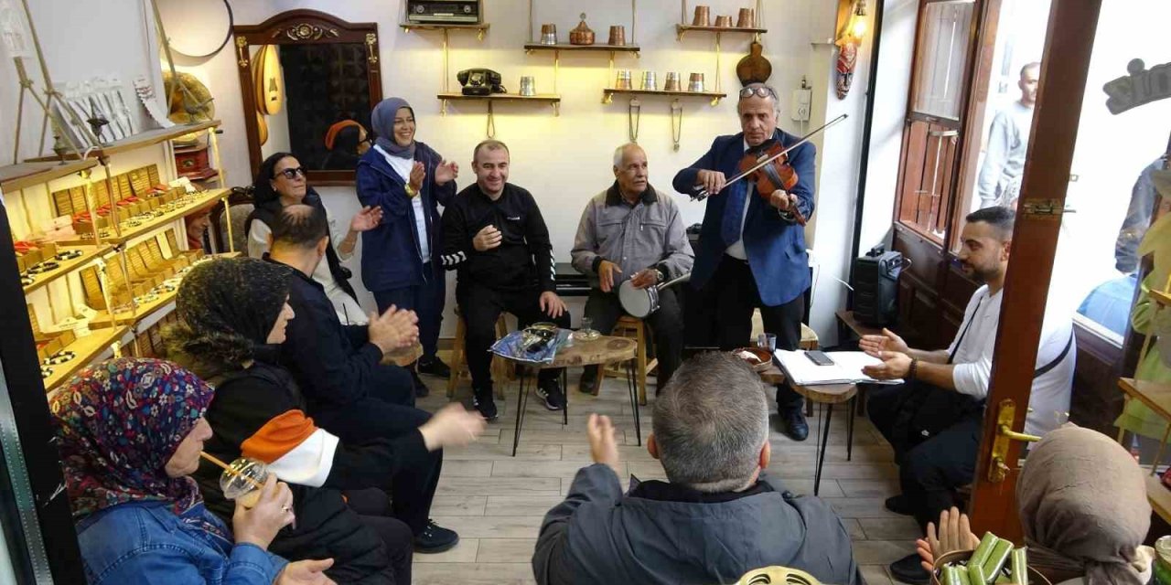 Müşterilerini Müzikle Karşılıyor