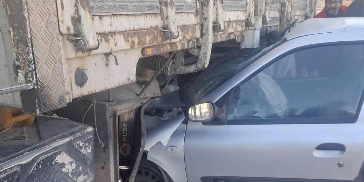 Bitlis’te otomobilin, kamyona çarpması sonucu 4 kişi yaralandı
