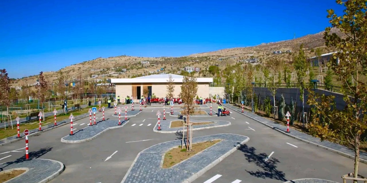 Şırnak’ta ilkokul öğrencileri trafik kurallarını uygulamalı öğreniyor