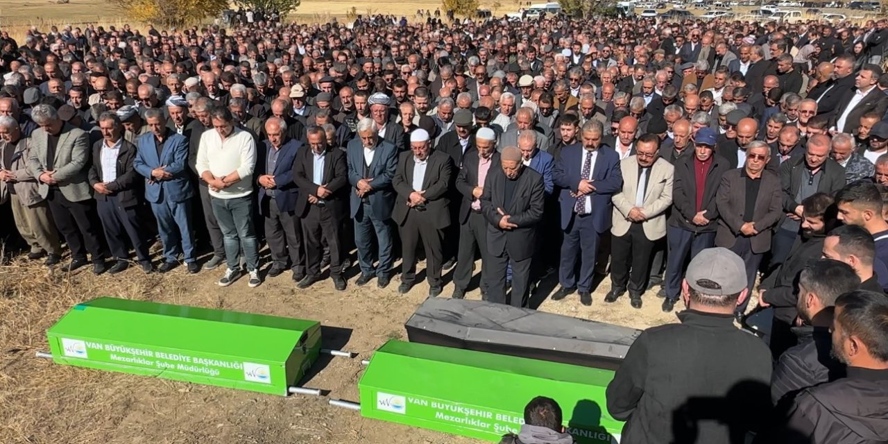 Van-Hakkari yolunda kazada hayatını kaybeden aynı aileden 3 kişi toprağa verildi