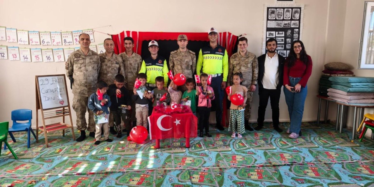 İdil Jandarmasından 29 Ekim’e Anlamlı Kutlama: Minik Öğrencilere Bayrak ve Kitap Hediyesi