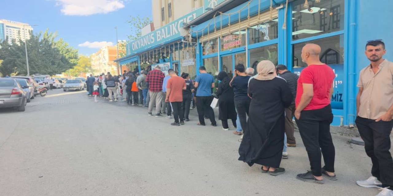 Vatandaşlar ucuza hamsi alabilmek için uzun kuyruklar oluşturdu