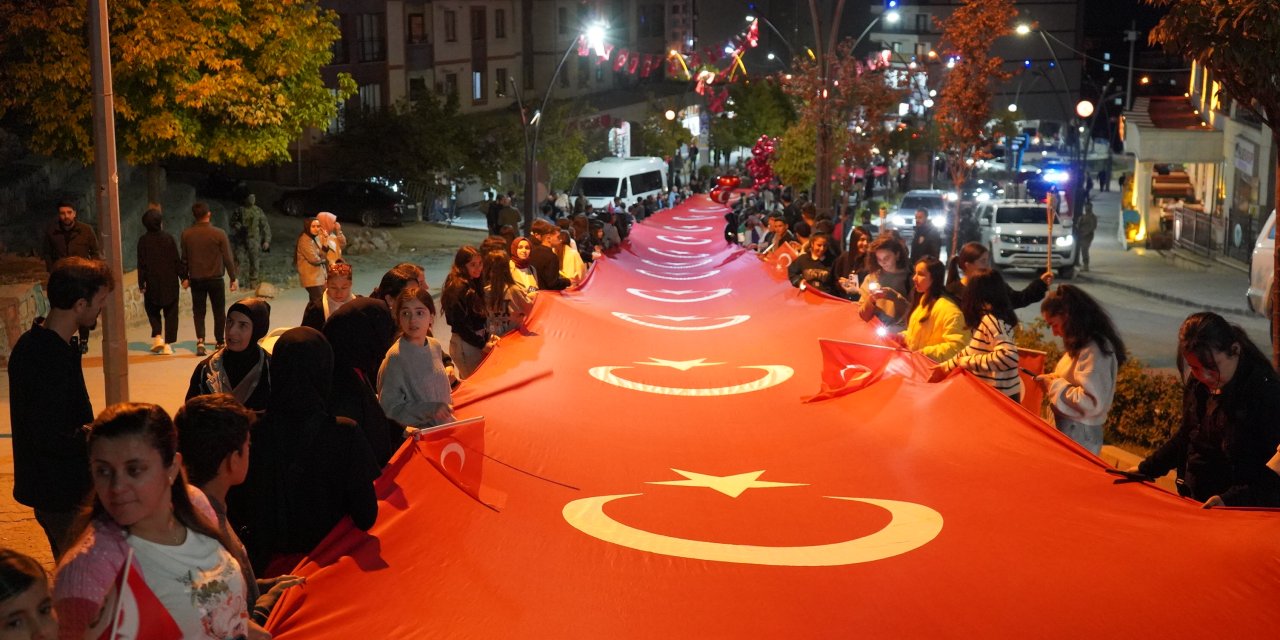 Şırnak’ta 29 Ekim Cumhuriyet Bayramı Fener Alayı Ve Yürüyüşle Kutlandı