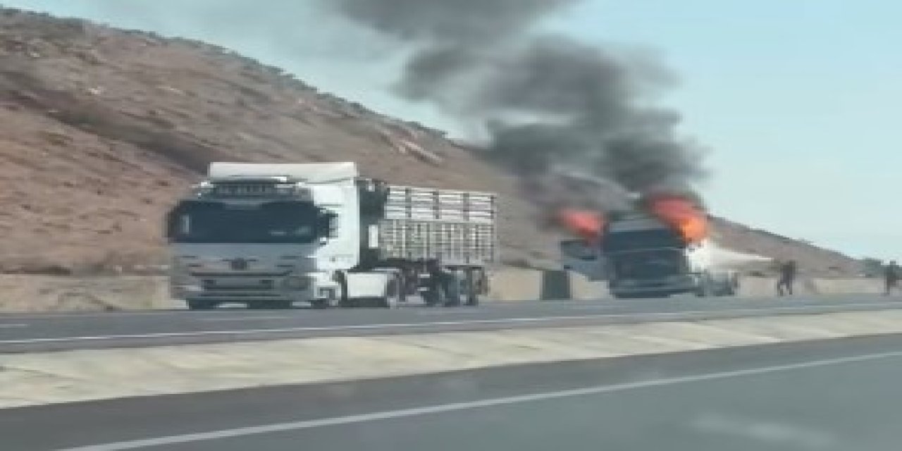 Şırnak’ta Seyir Halindeki Tır Yandı