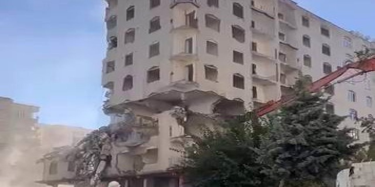 Tek Dokunuşta Yerle Bir Olan Bina!