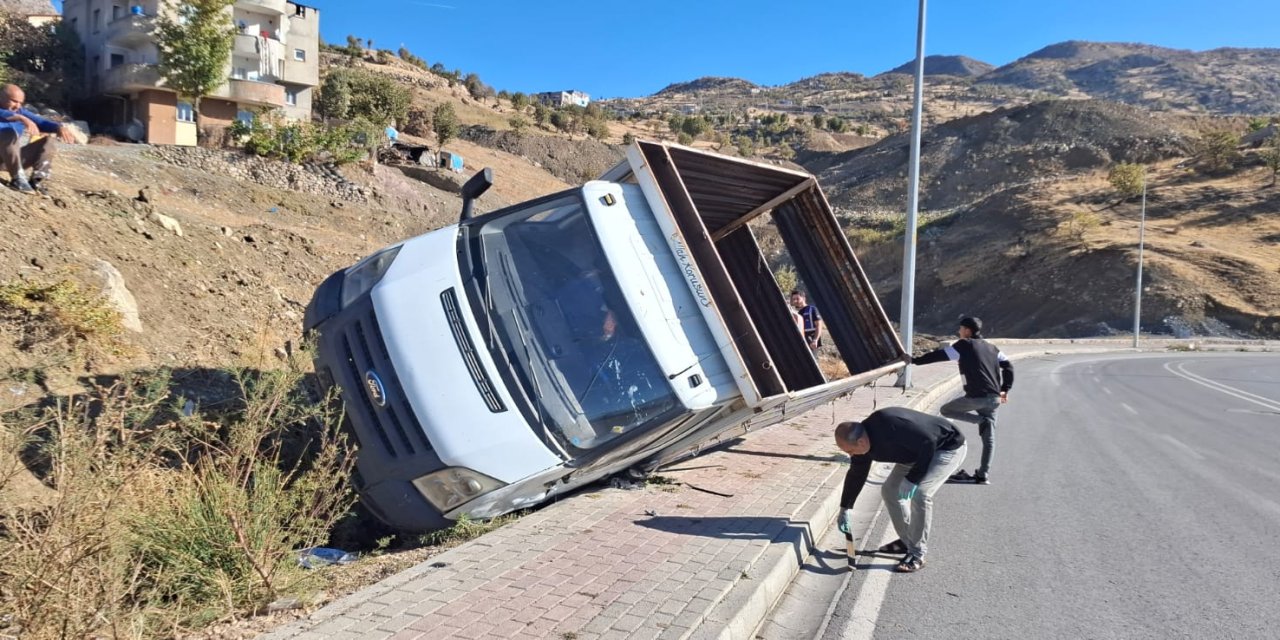 Şırnak'ta Kontrolden Çıkan Kamyonet Yan Yattı, Sürücü Yara Almadan Kurtuldu