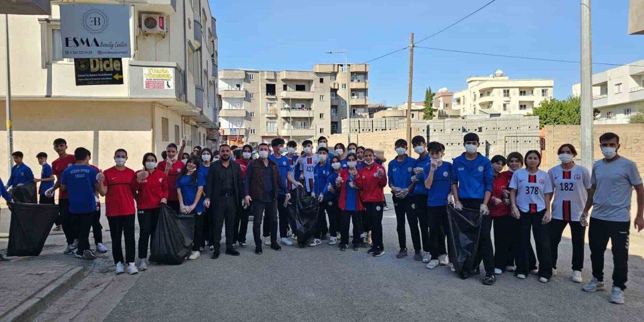 Cizre Spor Lisesi Öğrencileri Çevreye El Attı, Mahalleyi Temizledi