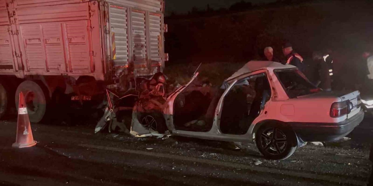 Otomobil Kamyona Arkadan Çarptı: 3 Ölü