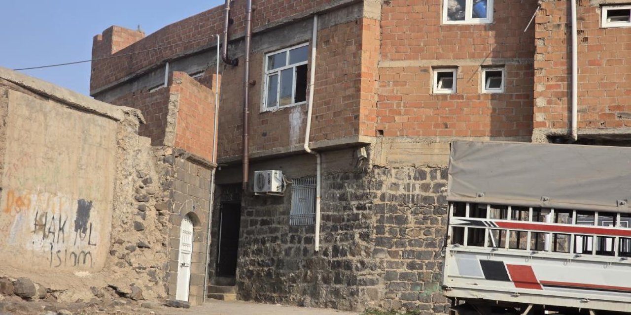 Husumetliler Arasında Evde Çatışma: 1 Ölü 8 Gözaltı