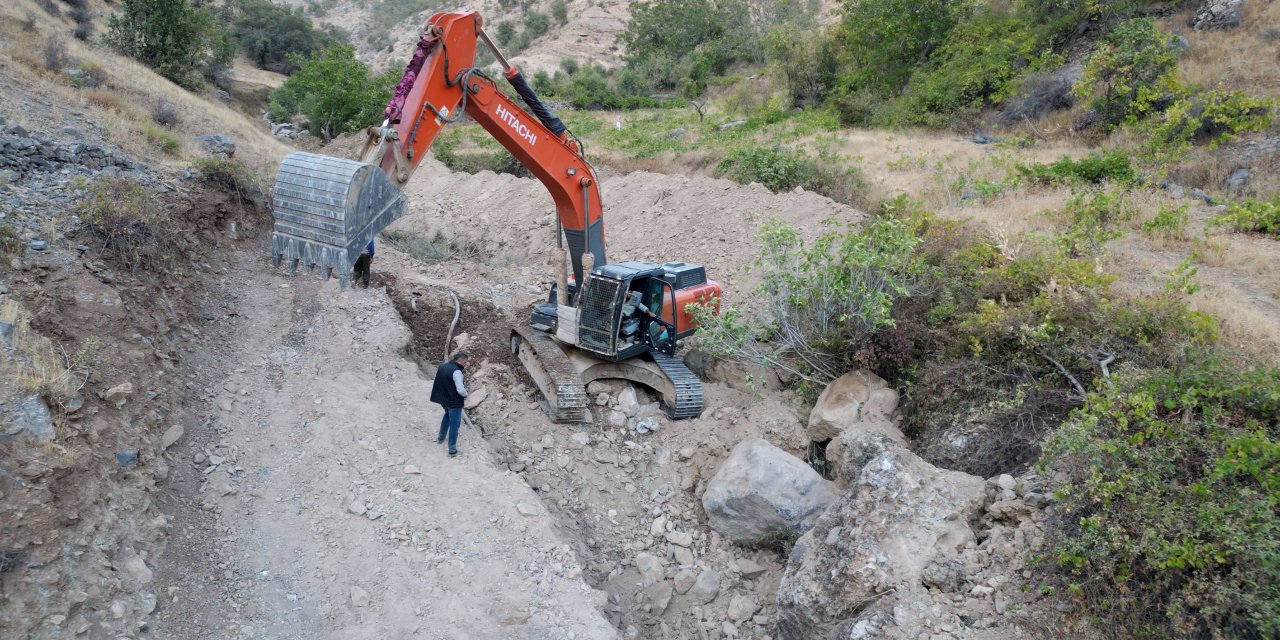 Uludere Belediyesi Yol Açma Ve Genişletme Çalışması Yürütüyor