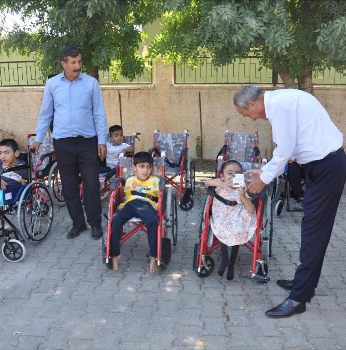 Kumçatı Belediyesi, engelli vatandaşlara tekerlekli sandalye dağıttı