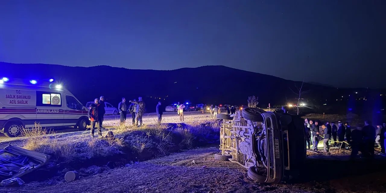 İnşaat işçilerini taşıyan minibüs kaza yaptı: 2 kişi öldü, 7 yaralı