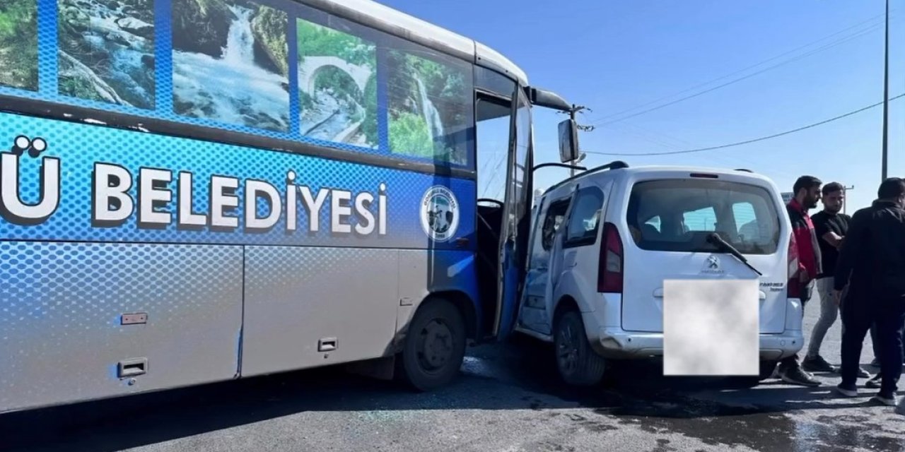 Şırnak’ta Hafif Ticari Araç ile Toplu Taşıma Aracı Çarpıştı
