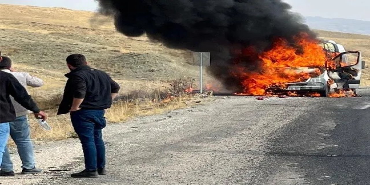 Van-Hakkari yolunda yolcu minibüsünde yangın çıktı
