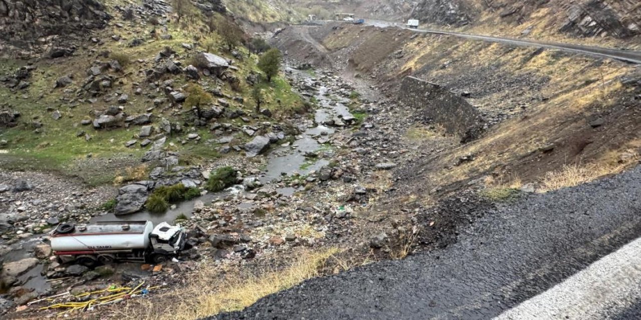 Şırnak’ta uçurumdan yuvarlanan tankerin sürücüsü yaralandı