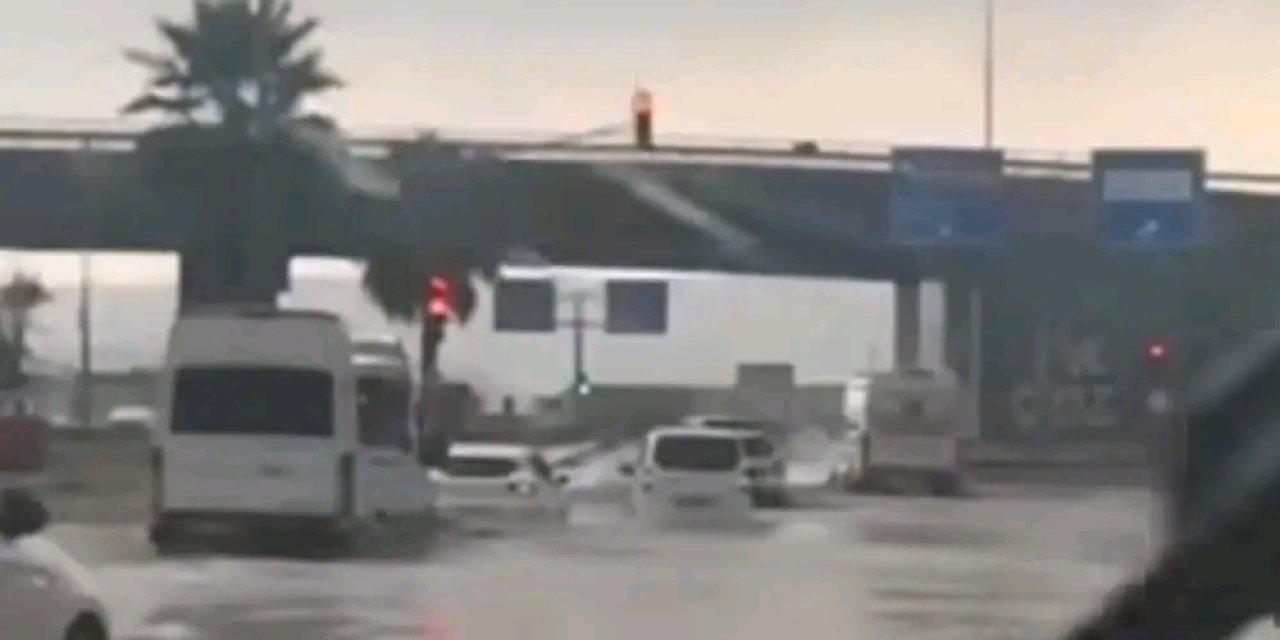 Cizre’de etkili olan yağış yolları göle çevirdi