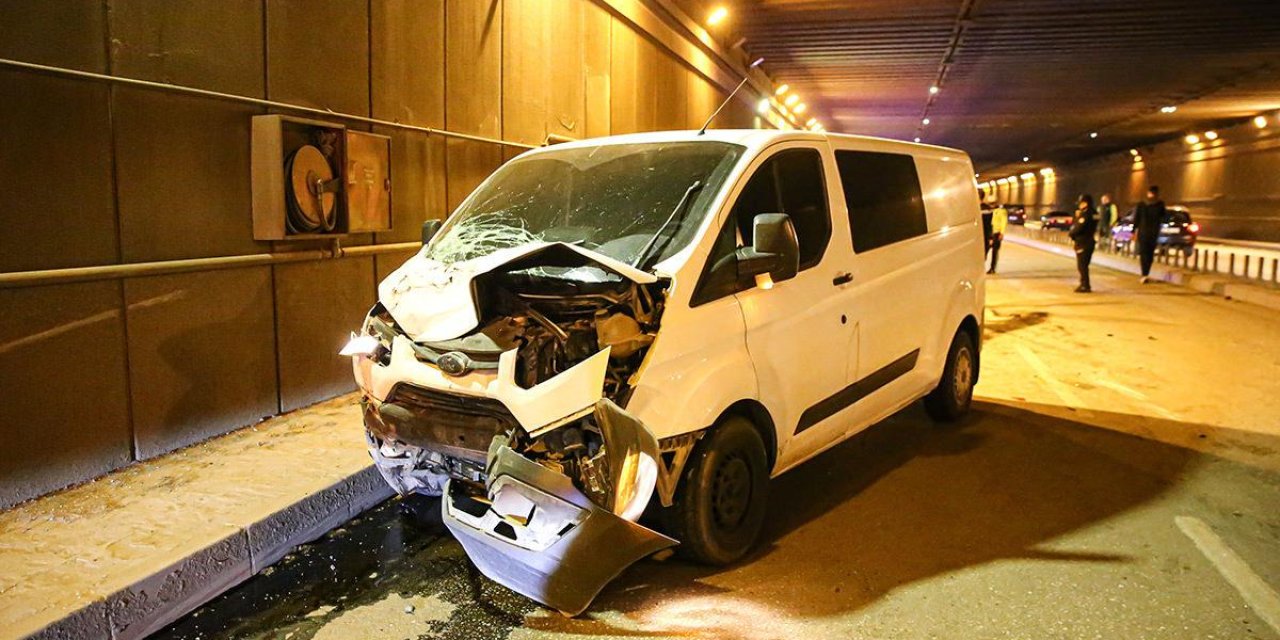 Karşı şeride geçerek panelvana çarpan cipteki 2 kişi öldü