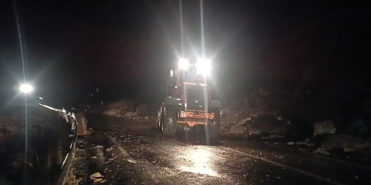 Şırnak’ta Dağdan Kopan Kaya Parçaları Yolu Trafiğe Kapattı