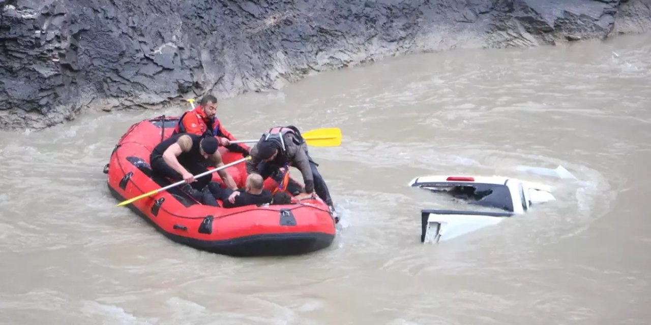 Hakkari’de Zap Suyu’na düşen kamyonette 2 işçi hayatını kaybetti, 3 yaralı