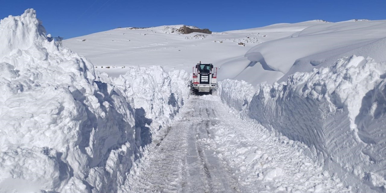Şırnak’ta Kar Yağışı Erken Geldi: Kalınlığı 1 Metreyi Aştı