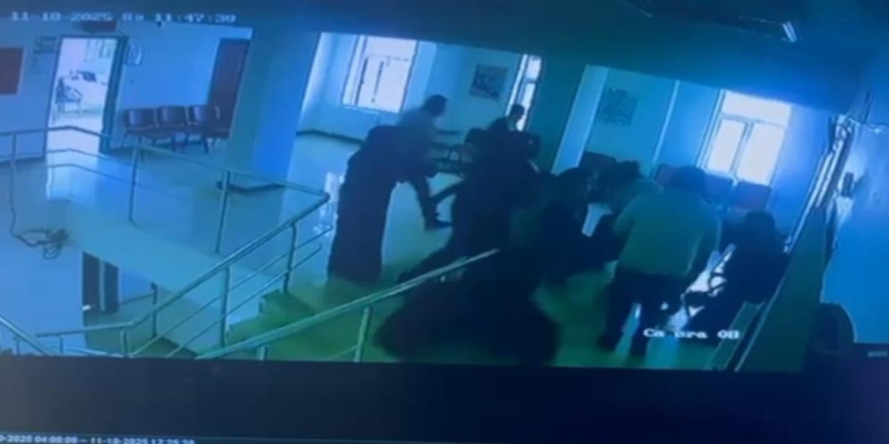 Hasta yakını ile sağlık çalışanları arasında kavga çıktı! O anlar kamerada