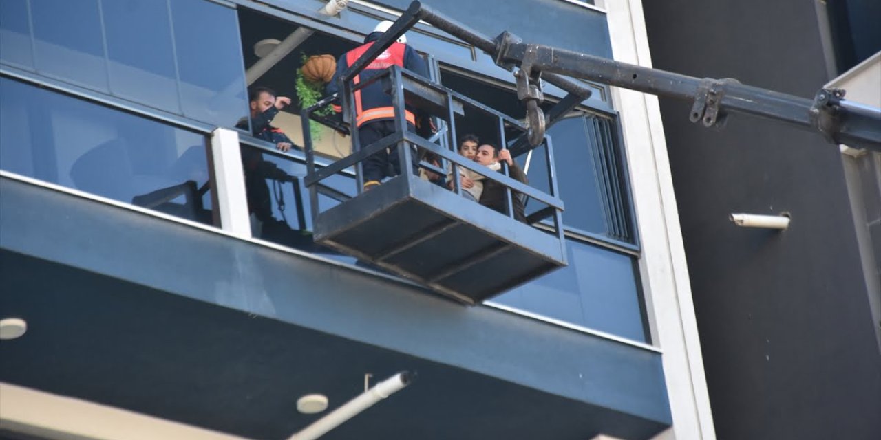 Van’da otoparkta yangın çıktı: 29 kişi mahsur kaldı