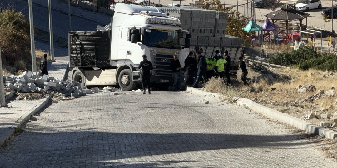 Şırnak’ta Yokuşu Çıkamayan Kamyon Kaza Yaptı