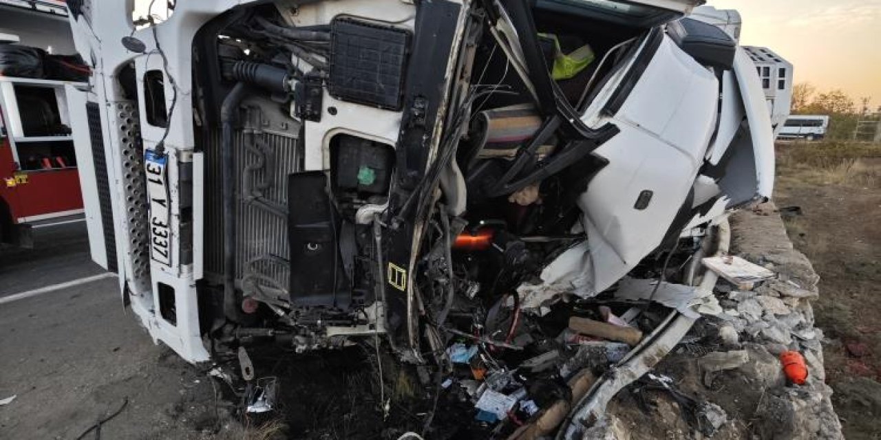 Kızıltepe'de tır devrilmesi sonucu 1 kişi öldü, 2 kişi yaralandı