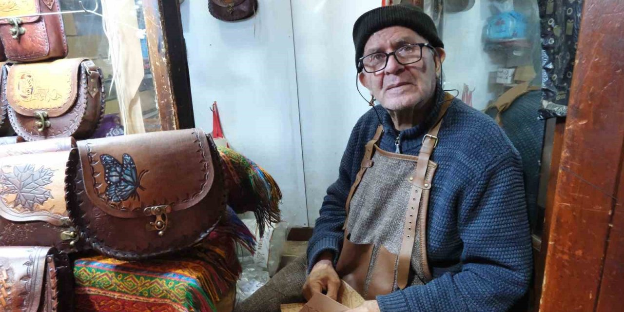 66 Yıldır Teknolojiye Direnerek Çanta Yapıyor