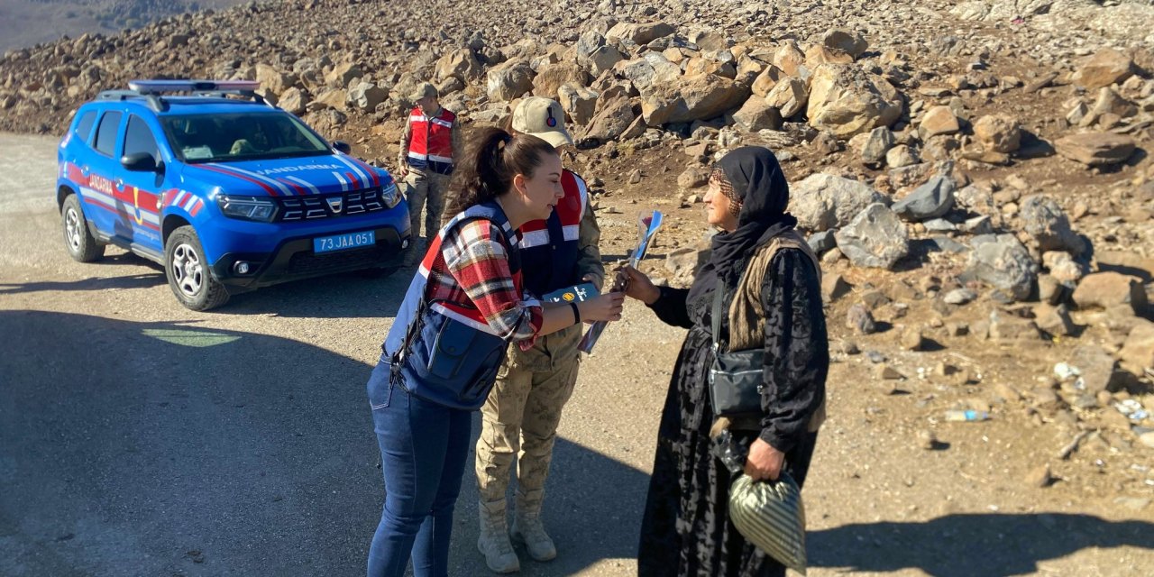 Kadına Şiddetle Mücadelede Hem Çiçek Hem Bilgilendirme