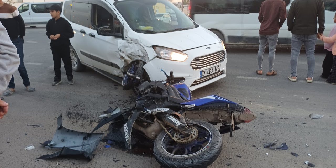 Silopi’de hafif ticari araçla çarpışan motosikletteki 2 kişi yaralandı