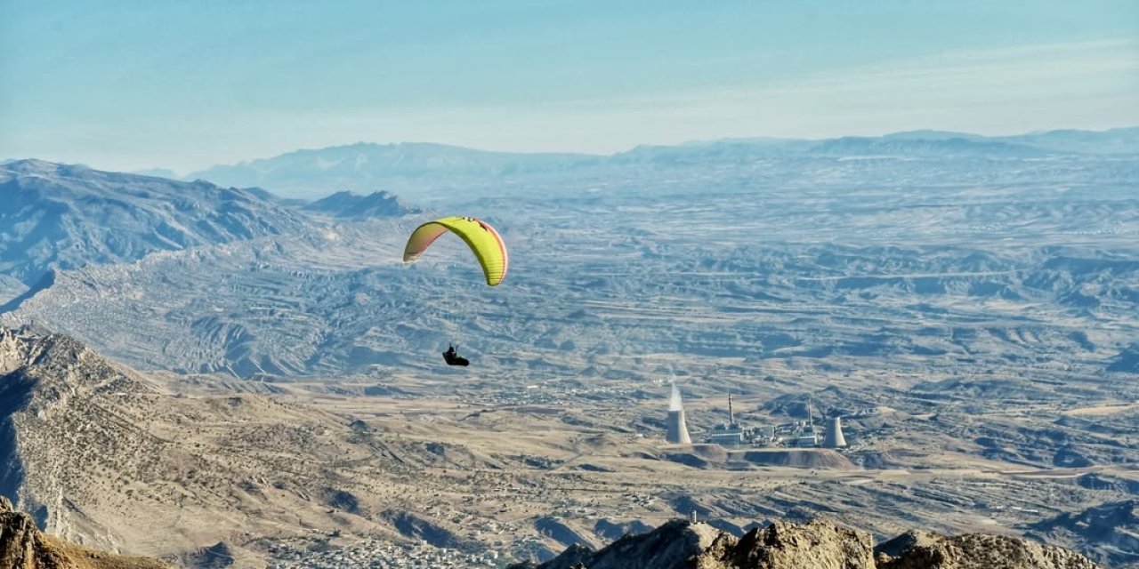 Cudi Dağı’nda Bayraklı Uçuş Gösterisi: Gökyüzünde Nefes Kesen Görsel Şölen