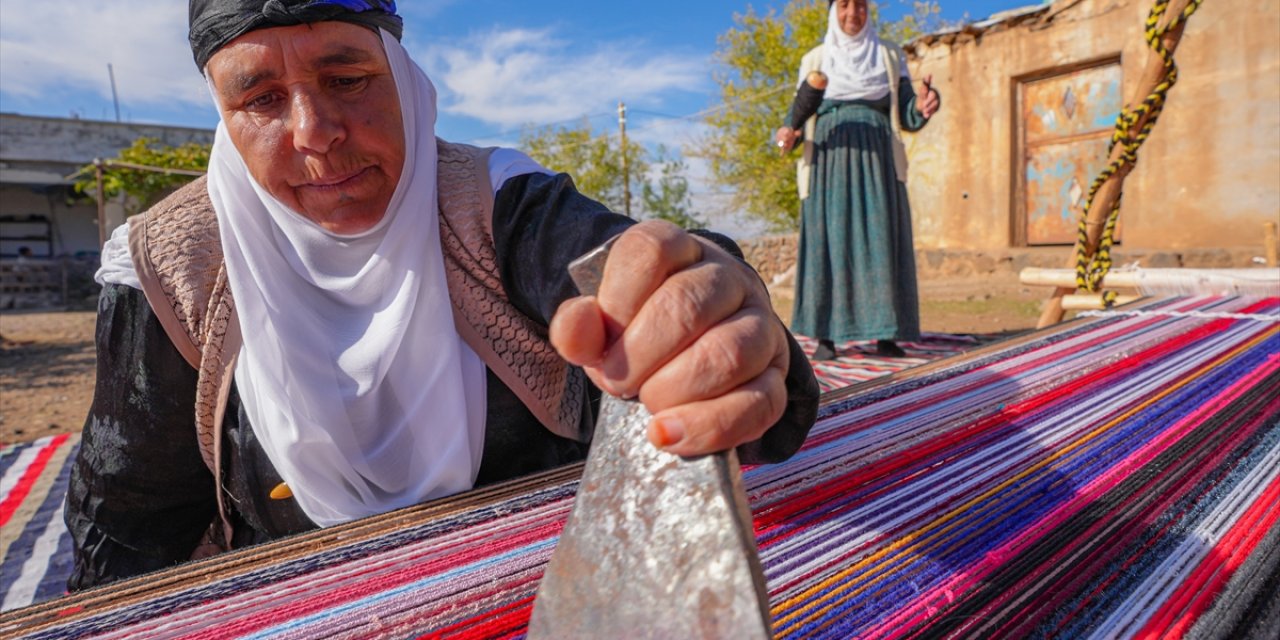 Evinin Bahçesindeki Tezgahta Asırlık Yöntemle Kilim Dokuyor