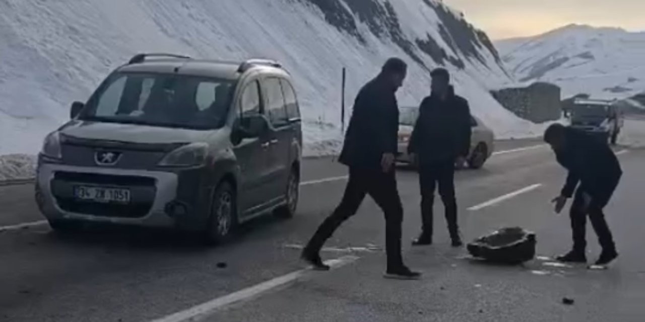Hakkari’de karayoluna düşen dev kaya parçaları korku dolu anlar yaşattı