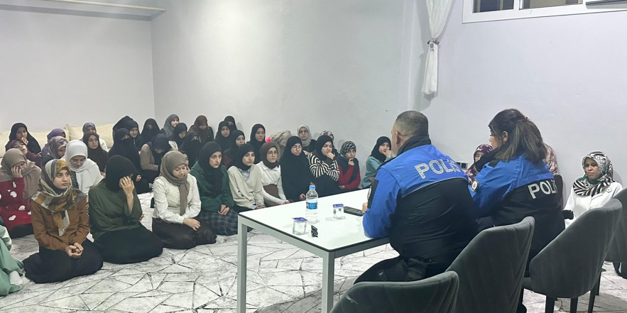 Şırnak Emniyeti’nden Kur’an Kursu Öğrencilerine ‘Güvenli Yaşam’ Eğitimi